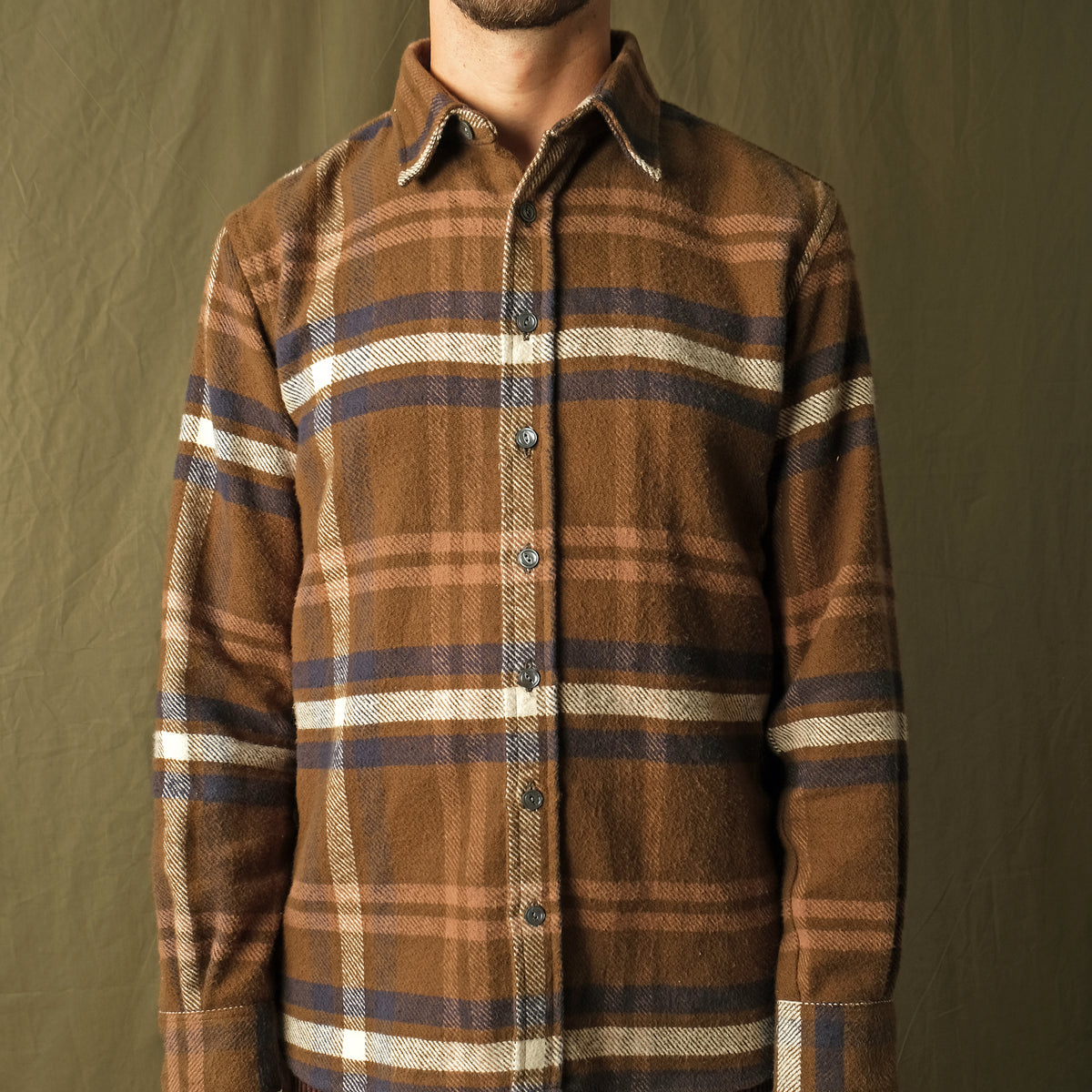 Plaid button-front easy shirt with long sleeves and buttoned collar