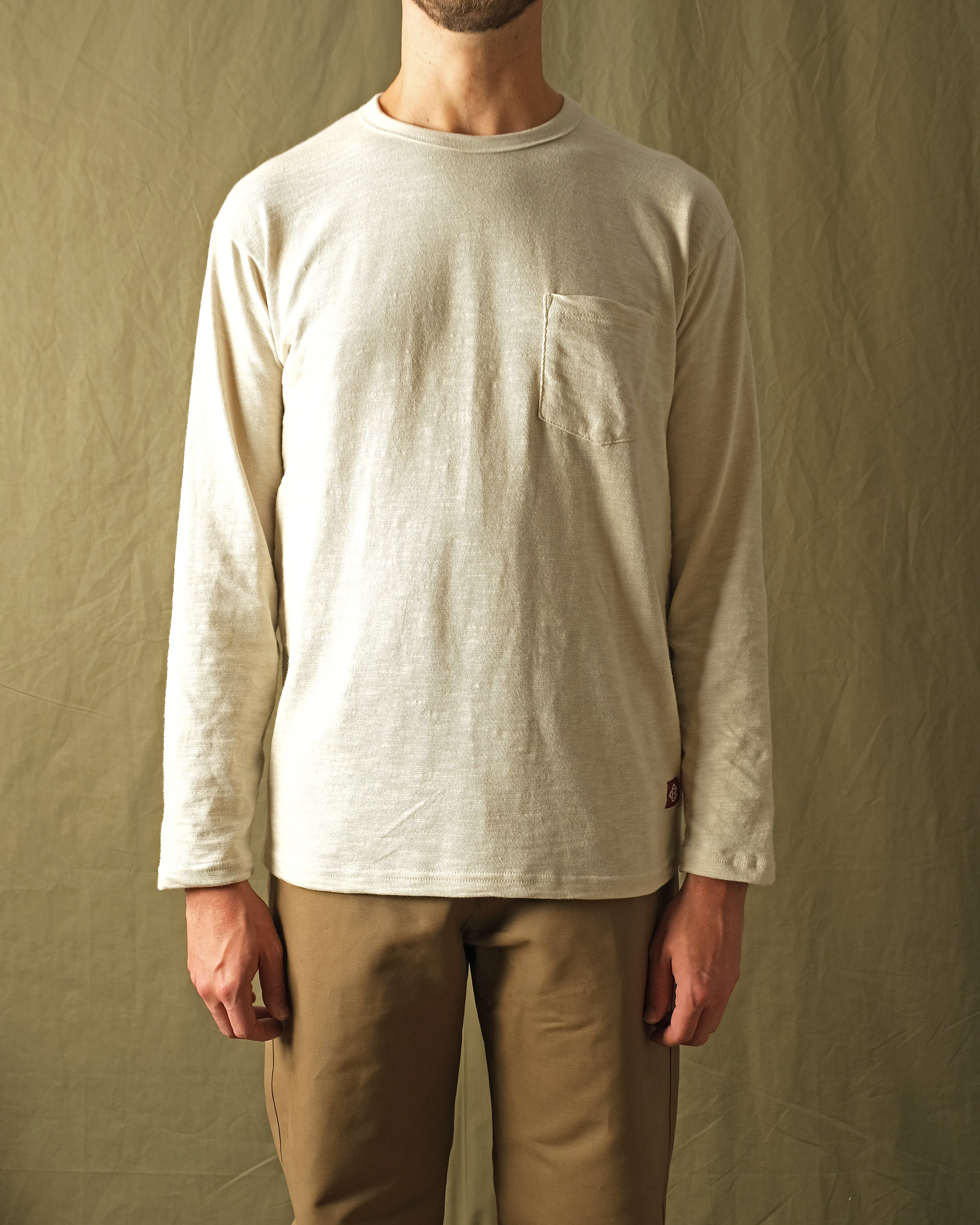 Ecru long-sleeve pocket T-shirt with chest pocket and slub fabric